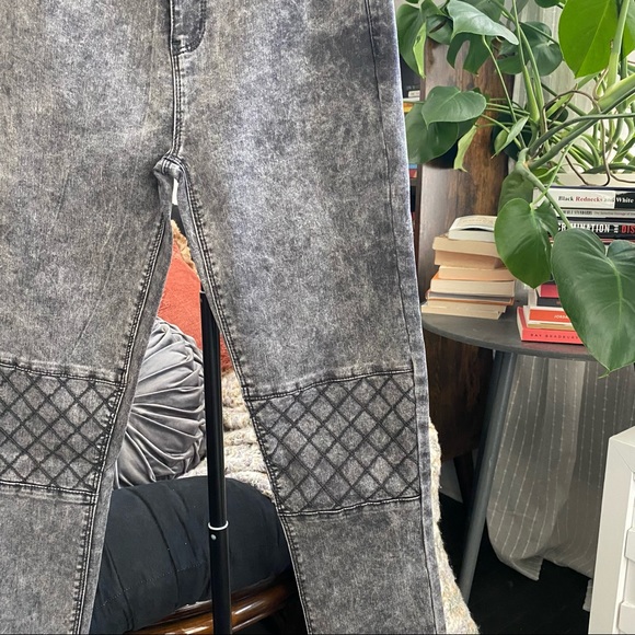 F21 Grey Acid Wash Knee Patch Skinny Jeans - Picture 5 of 5